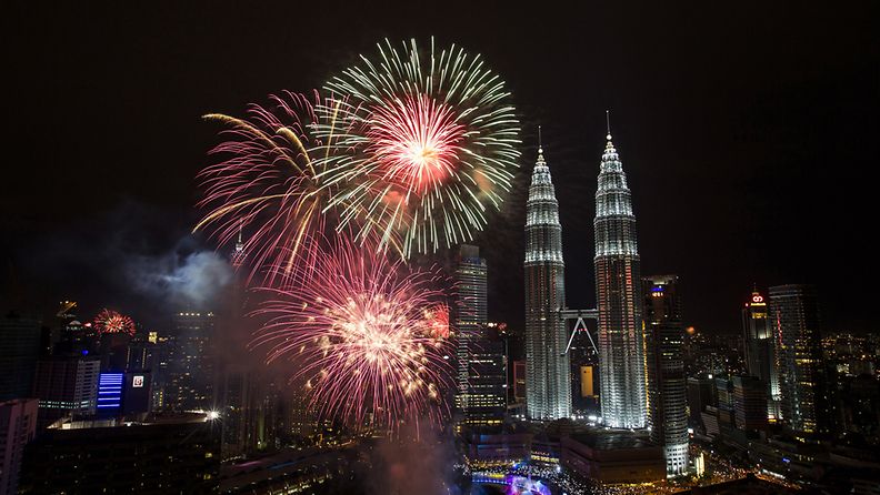 Malesian pääkaupungissa Kuala Lumpurissa ilotulitteet räjähtelivät kaupungin maamerkin Petronas Towerin luona.