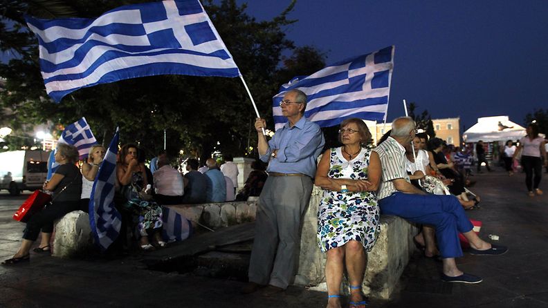 Kreikkalaiset kokoontuivat perjantaina kuuntelemaan Uusi demokratia -puolueen johtajaa Antonis Samarasta.   