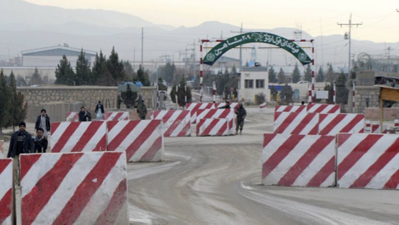 Sisäänkäynti ISAF:in koulutuskeskukseen Camp Mike Spannissa Mazar-i Sharifissa Afganistanissa 30. tammikuuta 2013. Mazar-i Sharifissa sijaitsee myös suomalaisten ISAF-kriisinhallintajoukkojen tukikohta Camp Northern Lights. 
