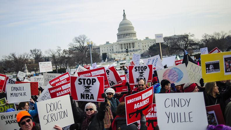 Tuhannet osoittivat mieltään aseväkivaltaa vastaan Washingtonissa 26.1.2013.