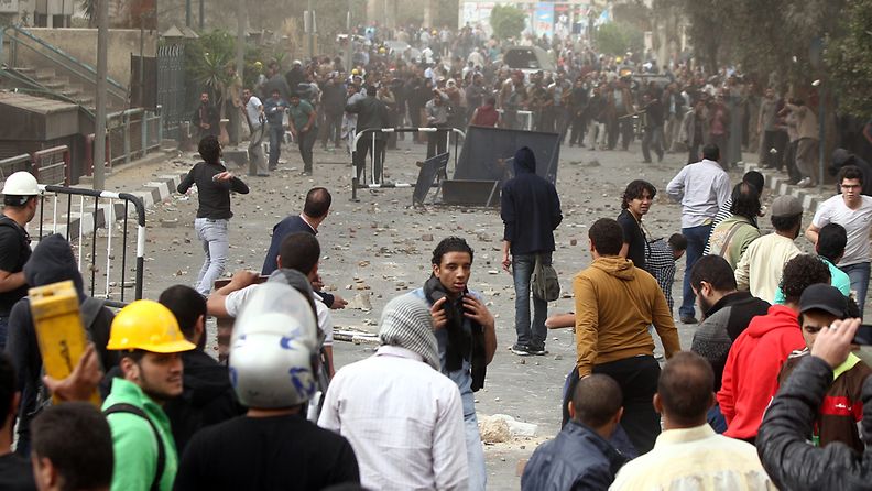 Egyptiä hallitsevat islamistit ja oppositioaktivistit ovat ottaneet rajusti yhteen Kairossa 22.3.2013.