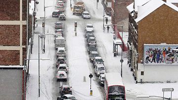 Autoliikenne jumiutui lumen ja liukkauden vuoksi Britannian Birminghamissa 18.12.2010.