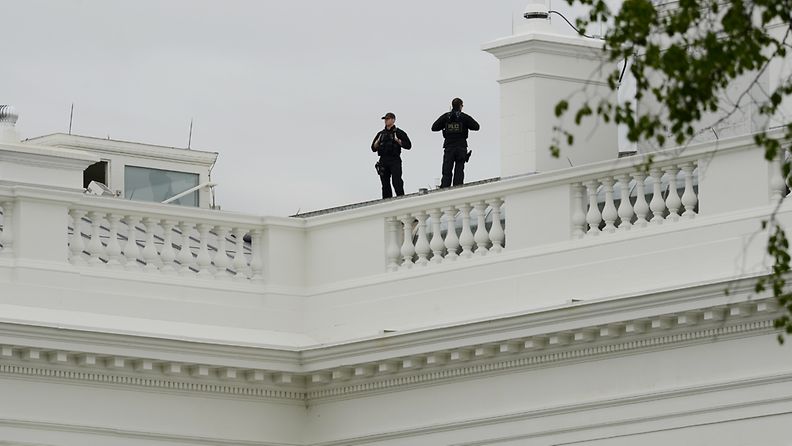 Salaisen palvelun agentteja Valkoisen talon katolla 15. huhtikuuta.