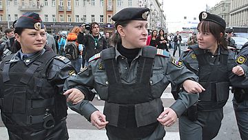 Poliisi suojeli homojen protestia Moskovassa 1.10.2010. Kuva: Epa