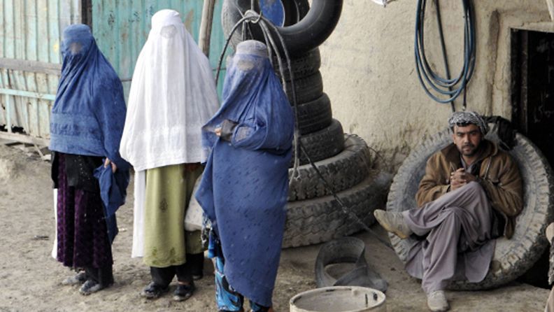Burkaan pukeutuneita afgaaninaisia pääkadun varrella Mazar-i Sharifissa Afganistanissa 30. tammikuuta 2013. Mm. suomalaisten ISAF-kriisinhallintajoukkojen tukikohta Camp Northern Lights sijaitsee Mazar-i Sharifissa.
