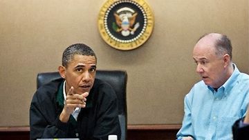Presidentti Obama ja kansallisen turvallisuuden neuvonantaja Tom Donilon Valkoisen talon tilannehuoneessa.