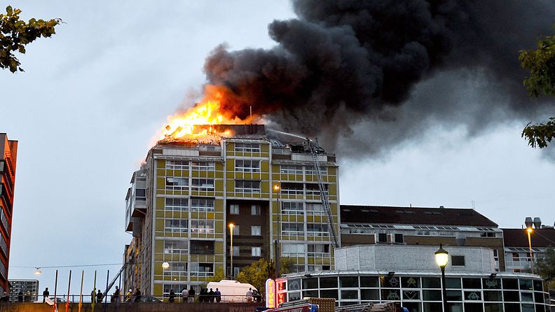 Kerrostalon ylimmässä kerroksessa riehunut tulipalo levitti savua Oslossa.