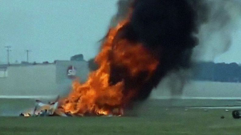 Kaksi ihmistä kuoli, kun kaksitasokone syöksyi yllättäen maahan ja syttyi tuleen Daytonin lentonäytöksen aikana. 