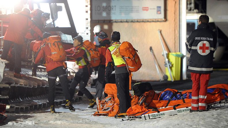 Pelastustyöntekijöitä lähtemässä auttamaan italian alppiturman uhreja 