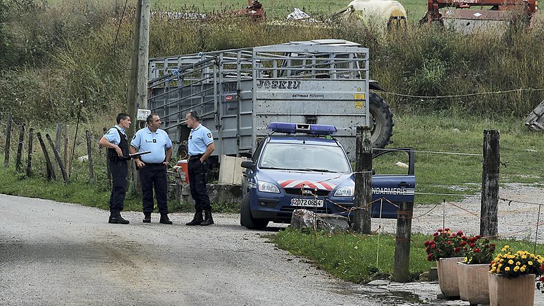 Ranskalaispoliiseja tien varrella, joka johtaa parkkipaikalle, josta löydettiin neljä ihmistä ammuttuna.
