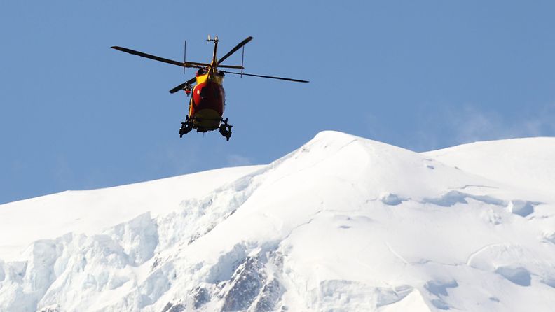 Pelastushelikopteri etsi eloonjääneitä lumivyöryn jälkeen Mont Mauditin rinteillä Ranskan Alpeilla 12. heinäkuuta 2012.