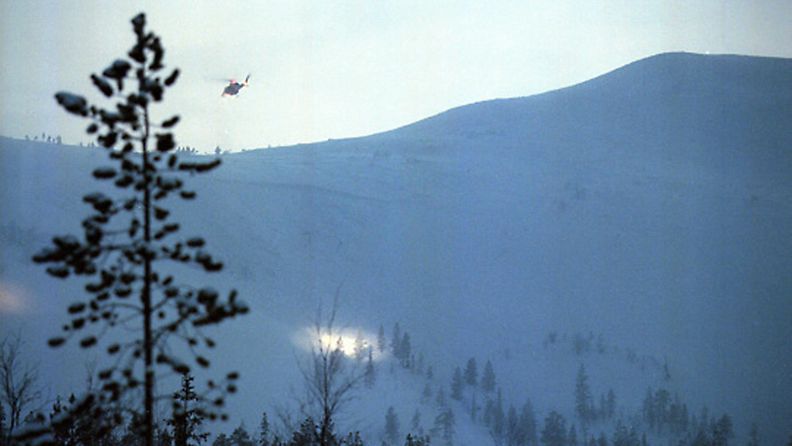 Helikopteri etsi mahdollisia uhreja lumivyöryn jälkeen Ylläksellä 1999.