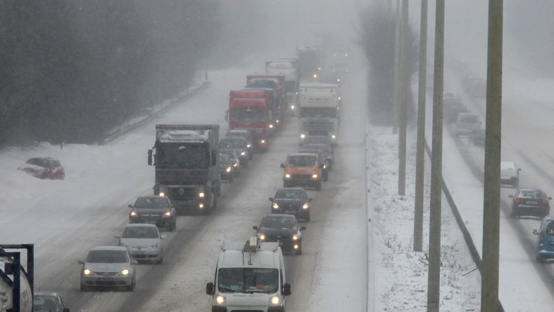 Talvinen sää aiheutti valtavia ruuhkia Belgiassa Brysselin lähettyvillä.