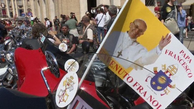 Paavi Franciscus siunasi tuhansia motoristeja Vatikaanissa 16.6.2013.