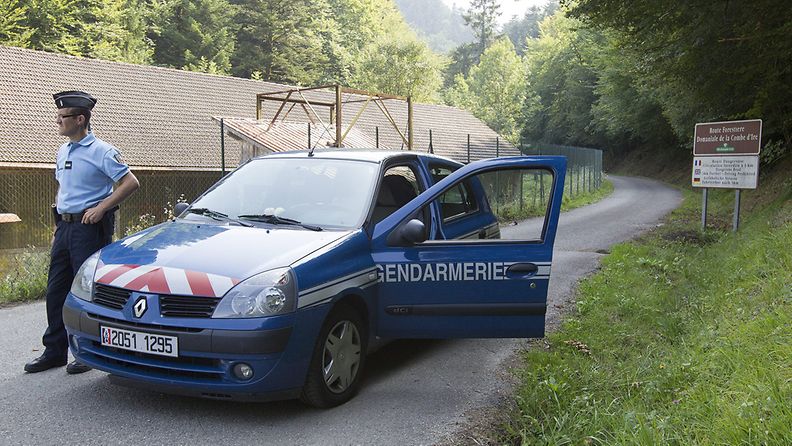 Ranskalaispoliisi on sulkenut autollaan parkkipaikalle vievän tien Ranskan Alpeilla. 