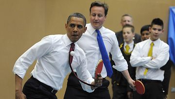 Yhdysvaltain presidentti Barack Obama ja Britannian pääministeri David Cameron pelasivat Globe Academyn oppilaita vastaan pöytätennisottelun Lontoossa eilen.