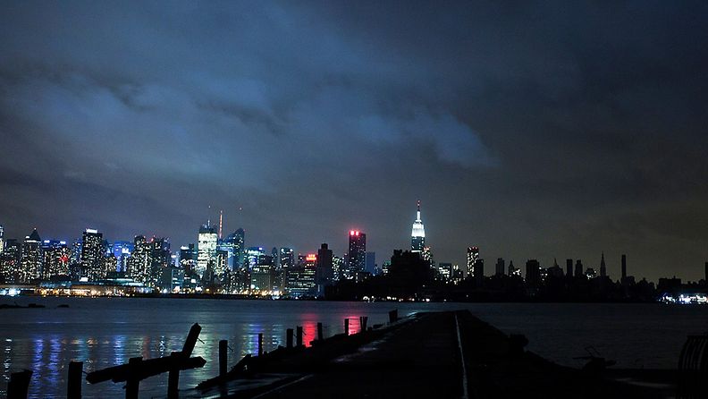 Pilvet öisen New Yorkin yllä.
