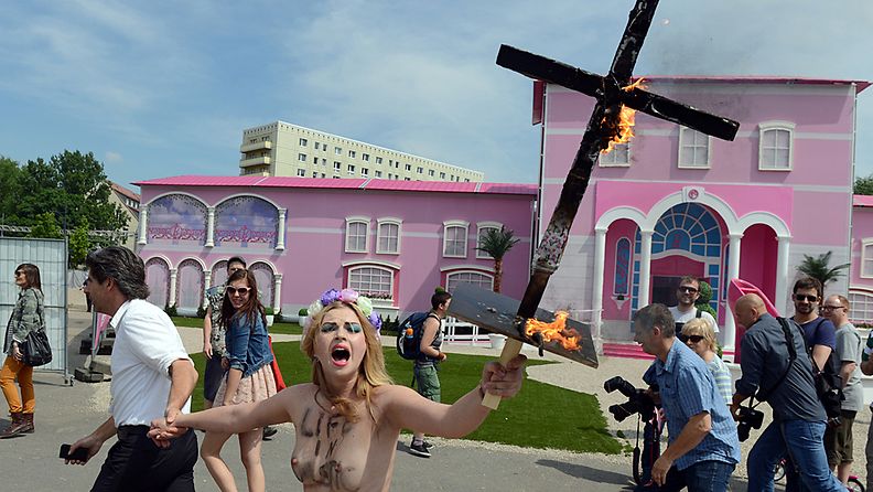 Barbie Dreamhouse -näyttelyssä mielenosoittaja poltti krusifiksiin sidotun barbin.