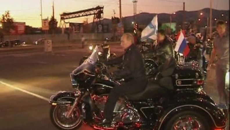 Venäjän pääministeri osallistui nyt moottoripyöräilijöiden tapahtumaan. Samalla juhlittin voittoa toisessa maailmansodassa natseista. Kuva still-kuvakaappaus AP:n videomateriaalista.