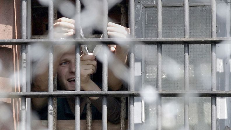 Valko-Venäjällä mielenosoituksissa pidätetyt lähettävät vankilan ikkunan kautta viestejä omaisilleen.
