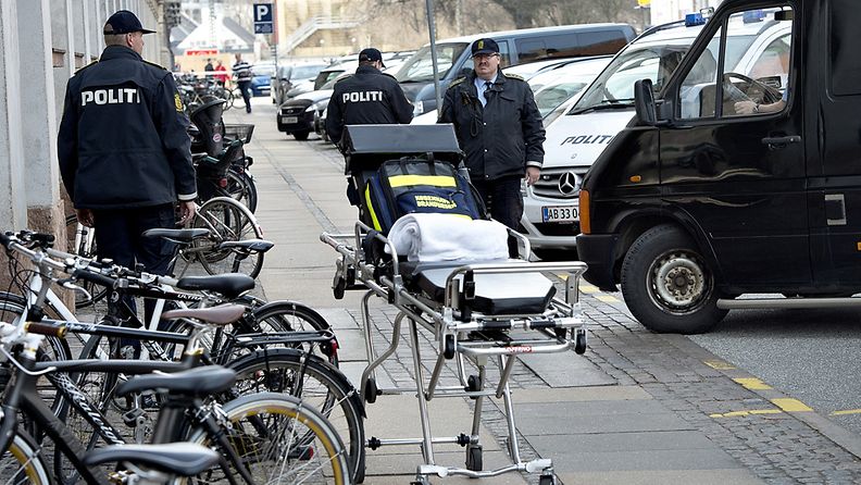 Paarit odottivat Kööpenhaminan poliisiaseman edessä 15. huhtikuuta 2013.