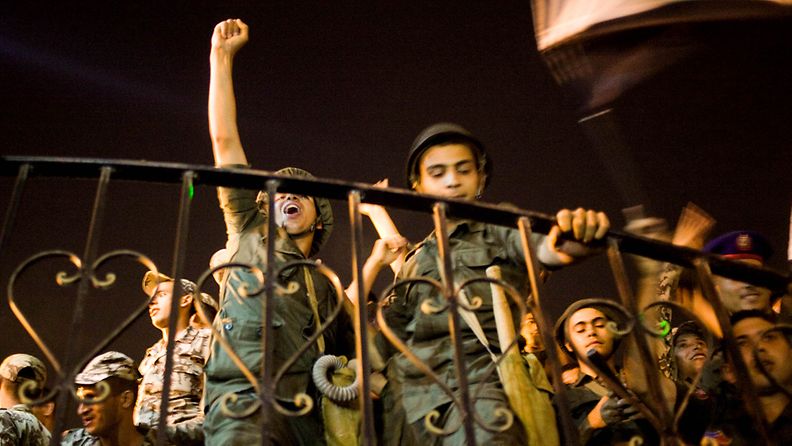 Egyptin armeijan sotilaat juhlivat presidentti Mohamed Mursin syrjäyttämistä 3.7.2013.