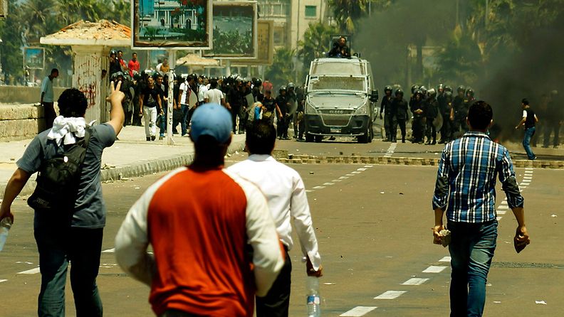 Mielenosoittajat asettuivat poliisia vastaan Aleksandriassa 14. elokuuta 2013.