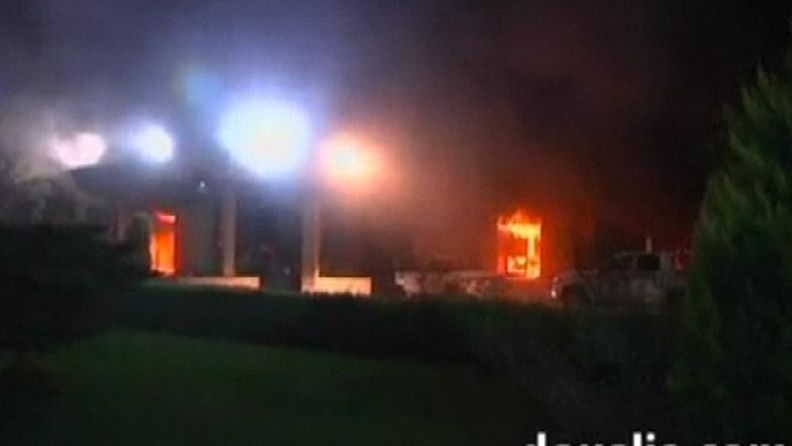Yhdysvaltain konsulaatti Bengasissa syttyi tuleen iskun jälkeen.