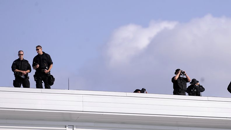 Arkistokuvaa: Kanadan turvallisuusjoukot tähyilevät Toronton lentokentän lähialuetta G-8- ja G-20-kokousten aikaan kesällä 2010.
