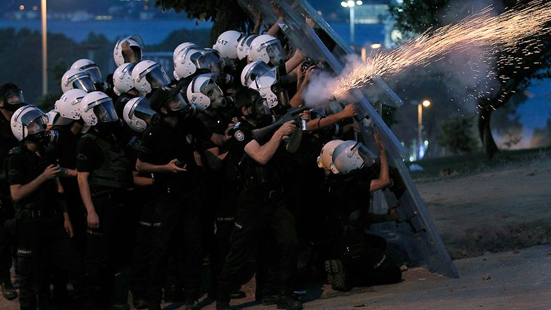 Turkin mellakkapoliisi ampuu kyynelkaasua Istanbulissa 3. kesäkuuta 2013.