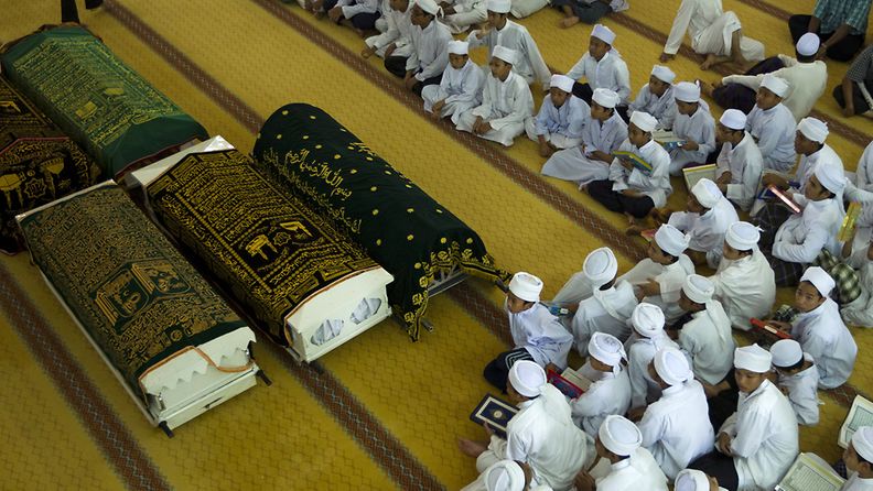 Muslimit ja perheenjäsenet kokoontuivat orpokotiturmassa kuolleiden hautajaistilaisuuteen Kuala Lumpurissa Malesiassa. 