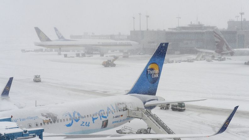 Frankfurtin lentokentällä on jouduttu perumaan satoja lentoja lumimyräkän takia 12. maaliskuuta 2013.