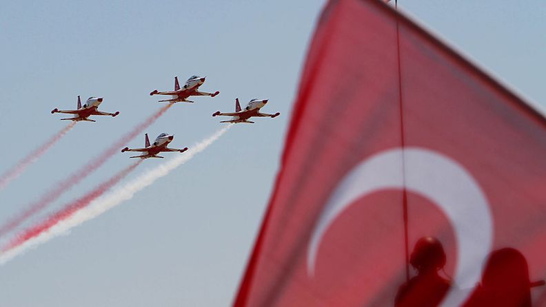 Turkkilaisia hävittäjiä lentonäytöksessä.