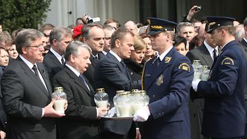 Puolan virkaa tekeväksi presidentiksi siirtynyt parlamentin puhemies Bronislaw Komorowski, presidentin kaksoisveli Jaroslaw Kaczynski ja pääministeri Donald Tusk Varsovassa 11.4.2010. (Kuva: EPA)