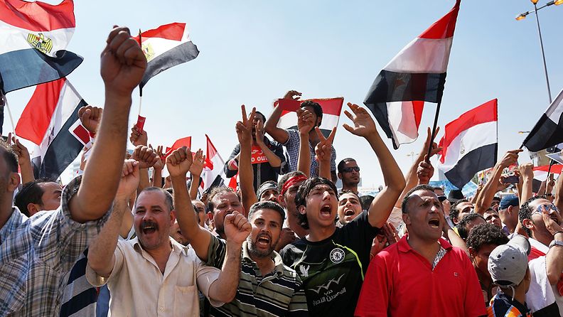 Presidentti Mursin vastustajat mielenosoituksessa Kairon Tahrir-aukiolla.