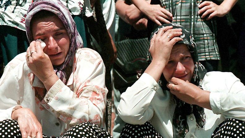 Srebrenican verilöylyssä perheenjäseniään ja läheisiään menettäneet surevat muistotilaisuudessa. (EPA 1998)
