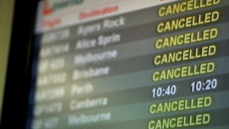 Qantasin peruttuja lentoja Sydneyn lentokentän kotimaanterminaalissa 30.10.2011.