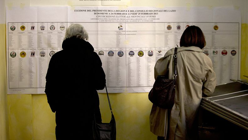 Naisia äänestyspaikalla Roomassa.