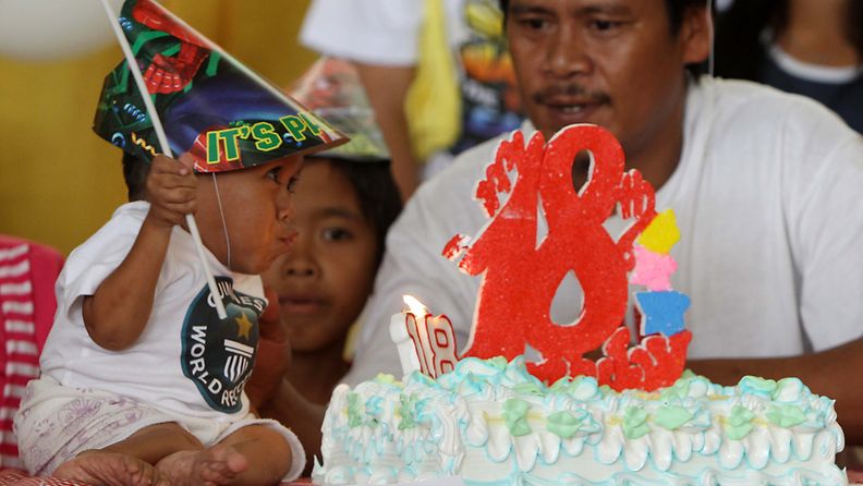 Filippiiniläinen Junrey Balawing täytti  18 vuotta 12.6.2011. Samalla hänet julistettiin maailman lyhyimmäksi mieheksi.