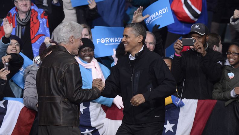 Barack Obama tapasi 3.11.2012 kampanjapäivänsä päätteeksi Virginiassa edellisen presidentin Bill Clintonin.