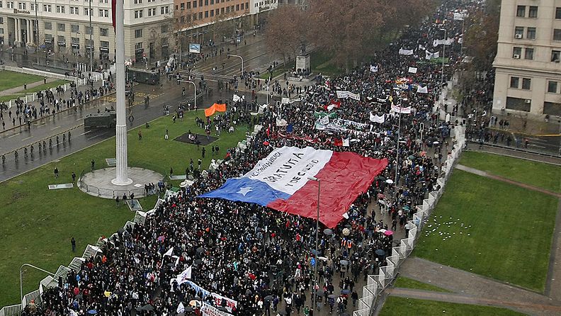 Opiskelijat marssivat Chilen pääkaupungissa Santiagossa paremman koulutusjärjestelmän puolesta 28.6.2012.