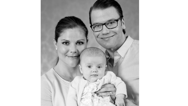 Prinsessa Estelle vanhempiensa kruununprinsessa Victorian ja prinssi Danielin kanssa Ruotsin hovin julkaisemassa kuvassa.