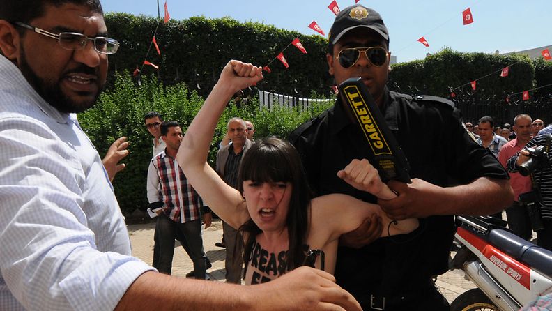 Kuva mielenosoituksesta, jossa kolme Femen-ryhmän jäsentä protestoi tuomioistuimen edessä pidätetyn tunisialaisen aktivistin tueksi toukokuussa.