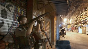 Brasilian poliisi julistaa voittaneensa huumerikolliset Rio de Janeiron suurimmassa slummissa Rocinhassa. (EPA)