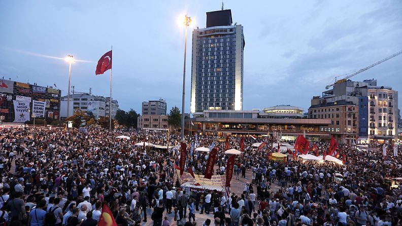 Mielenosoittajia Taksim-aukiolla 5. kesäkuuta 2013.