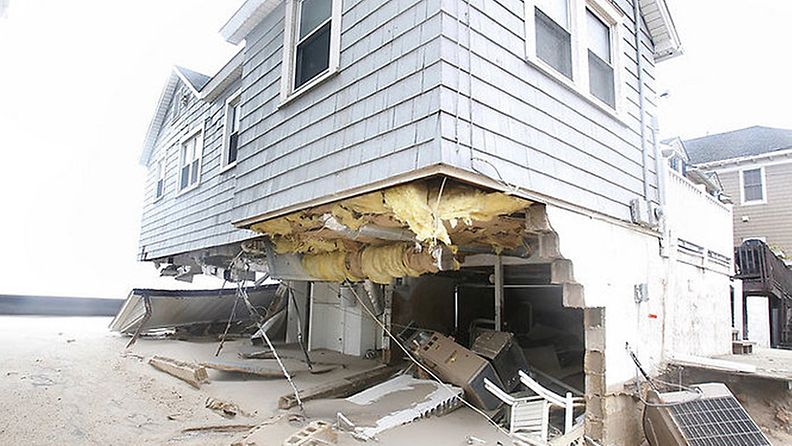 Sandyn kourissa vaurioitunut rantatalo Manasquanissa New Jerseyssä.