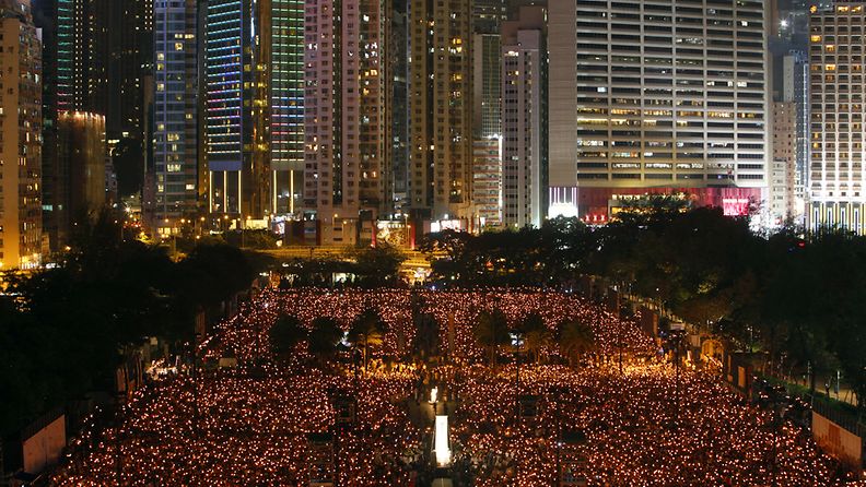 Tiananmenin verilöylyn vuosipäivää vietettiin perinteisillä kynttiläkulkueilla Hongkongissa 4.6.2011. Siihen osallistui tuhansia ihmisiä.  
