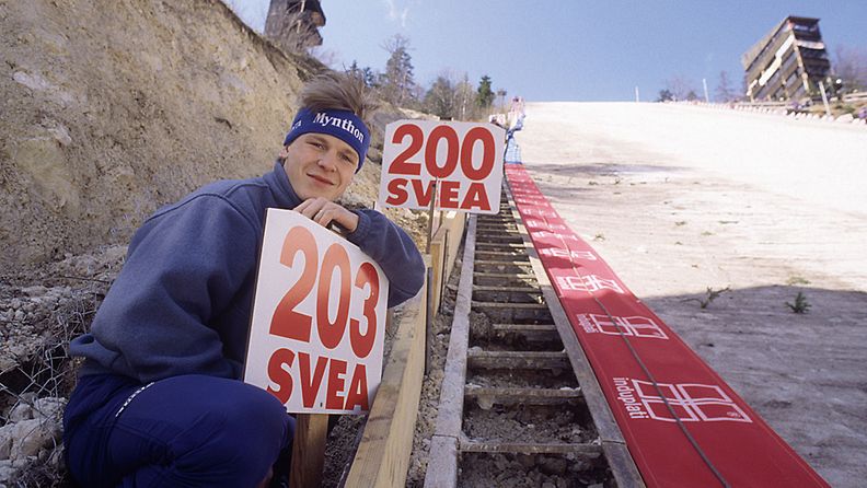 Toni Nieminen poseerasi ennätysmiehenä vuonna 1994.
