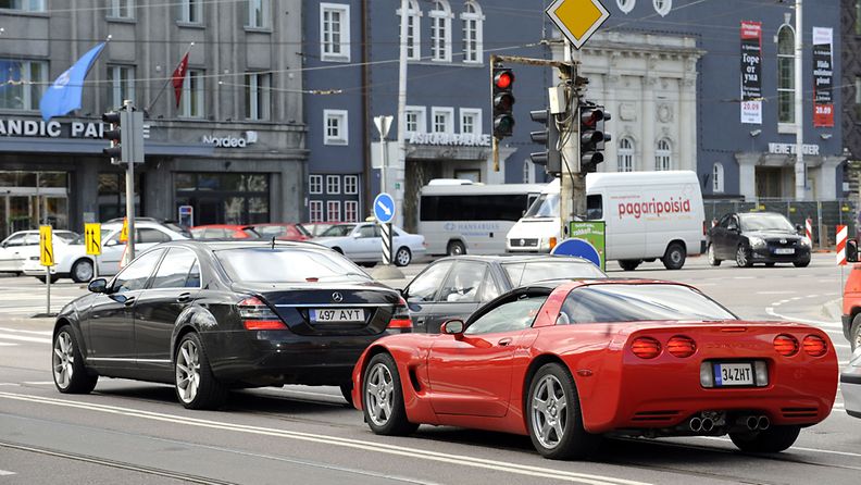 Loistoautoja Tallinnan keskustassa. Kuvituskuvaa, kuvan autot eivät liity juttuun. 