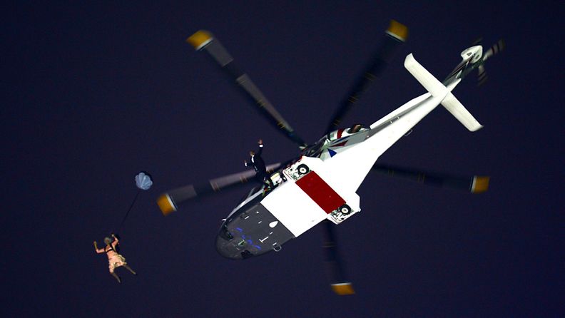 Kuningatar Elisabet II esittävä näyttelijä hyppäsi Olympiastadionille helikopterista avajaisseremonian aikana.